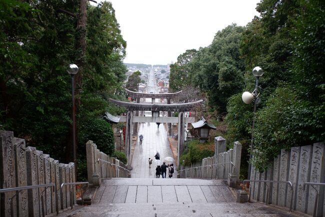 　今年最後の旅は、ANAマイレージ旅。11月の3連休の旅行で、マイレージで取得した福岡から大阪に戻る飛行機をフェリーに切り替えたので、使わなかった福岡伊丹便が浮いている状態になっていました。丁度10月のANAキュンで伊丹福岡線が12月の減額マイル対象になっていたため、往復ともに予約が開いていそうな日程で調整したところ、24日朝伊丹発、25日福岡発に落ち着きました。結局その後で、1月に伊丹福岡線を使う予定が出来て新規予約したので、無理にスケジュール組まなくてもよかったのかなーと少しテンション下がり気味でした。<br /><br />　何度か行っているのである程度土地勘のある福岡周辺ですが、結局メジャースポットは行き尽くしている感があり、なおかつ今シーズンは青春18きっぷは未購入のため、福岡空港から遠い場所に行くとコスパが悪いので、中心部から近場になります。直前まで回るスポットが決まらなかったのですが、最終的に今まで行った事がないマイナースポット中心になりました。神社にはそれほど興味はないのですが、聖地巡礼みたいになっています。国内旅では久々にドラクエウォークの要素がない旅になりました。以下、スケジュールです。<br /><br />12月24日(日)<br />07:05/08:25　NH419　ITM/FUK<br />09:02　福岡空港国際線ターミナル<br />09:27/12:03　大宰府<br />12:08/12:12　西鉄二日市<br />12:20/13:03　春日原/西鉄春日原<br />13:23/13:42　博多南駅/博多南<br />13:50/14:02　博多<br />14:32/17:30　福間<br />18:01　博多<br /><br />12月25日(月)<br />05:50　博多<br />05:55　福岡空港<br />07:05/08:15　NH420　FUK/ITM<br /><br />