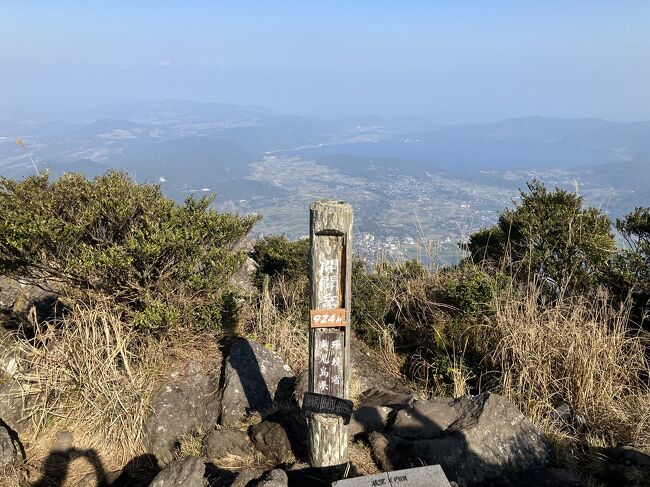 2023年12月23日（土）から26日（火）までの四日間、鹿児島に行ってきました。空路は23日（土）ANA619便羽田空港6時40分発＞鹿児島空港8時40分着、26日（火）ANA628便鹿児島空港16時55分発＞羽田空港18時30分着です。宿泊は鹿児島のKOKOホテル天文館に三泊しました。スケジュールは23日（土）霧島連峰の韓国岳（からくにだけ）（標高1700M）登山、24日（日）知覧観光、25日（月）開聞岳（標高924M）登山、26日（火）鹿児島市内観光、いつもどおりのぎゅう詰めな行程です。※行きの飛行機内で愛用オリンパスPENが故障してしまいました。やむを得ず旅行中は携帯で撮影しました。