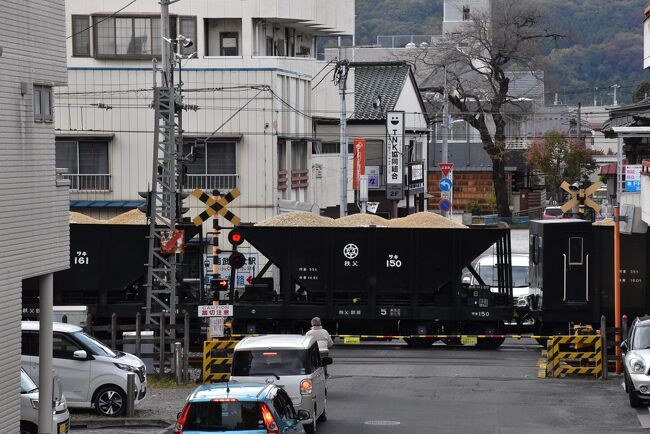 秋色に染まる秩父鉄道を熊谷駅から御花畑駅まで乗ります。<br />途中駅では石灰石を運搬する鉱石列車と頻繁にすれ違います。<br />石灰石と言えば「武甲山」。いまだに採掘が健在なんですね。<br />秩父では名物のわらじカツを味わい、昭和を思い出すレトロな建物を見学します。<br />今晩の宿は休暇村「奥武蔵」。夕食は充実したバイキングをいただきます。<br /><br />辛かった１年を乗り越え、久しぶりの遠出です。<br /><br />なお、旅行記は下記資料を参考にしました。<br />・秩父鉄道のHP<br />・秩父太平洋セメントのHP<br />・秩父鉄道の鉱石列車 三輪鉱山編 - 温泉逍遥<br />・ラパンノワールくろうさぎのHP<br />・西武鉄道特急ラビューのHP<br />・名物秩父蕎麦立花のHP<br />・日本マンホール蓋学会「秩父市マンホール」<br />・日々の貼雑（はりまぜ）、レトロモダン医院「片山医院」<br />・商工会議所、開運案内板「どこいくべぇ」、開運の像一覧表<br />・ジオパーク秩父、秩父神社、つなぎの龍の伝説と地蔵川<br />・icotto 「埼玉・秩父の参道「番場通り」で食べ歩き♪おすすめグルメ8選」<br />・秩父神社社報第50号、「番場通りの由来」<br />・秩父市文化財保護課の情報、「山の神の木」<br />・西武鉄道キッズ「4000系」<br />・休暇村「奥武蔵」のHP<br />・フォレスト西川「西川材について」<br />・NHKみんなの趣味の園芸「ヒマラヤユキノシタ」<br />・ウィキペディア「秩父鉄道」「秩父鉄道秩父本線」「広瀬川原車両基地」「秩父鉄道三ヶ尻線」<br />　「秩父鉄道デキ500形電気機関車」「秩父鉄道ヲキ・ヲキフ100形貨車」「御花畑」<br />　「西武秩父線」「横瀬車両基地」「西武E851形電気機関車」「休暇村」<br />