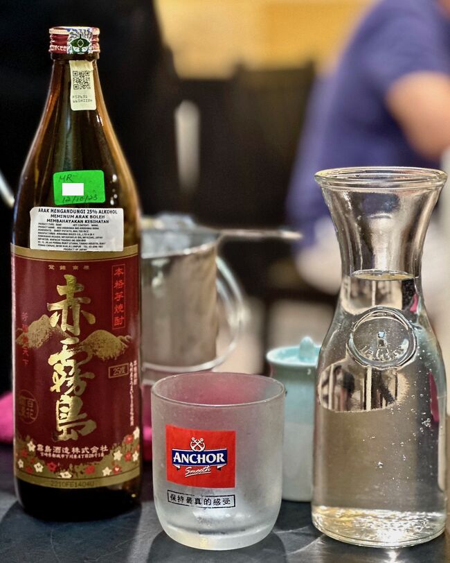 2006年から2011年まで香港に駐在していた時のゴルフ仲間が現在シンガポールで駐在している。<br /><br />また、2011年から2022年までブラジル(サンパウロ)に駐在していた時の飲み仲間の友人が数ヶ月前に、ブラジルからマレーシア(ペナン島)に異動して来た。<br /><br />もう私自身、「タイ一択」で十分...(過去何十年も掛け、学生時代も含めて、かなり国や場所を興味に任せて、覗いて来たし、足跡を残して来たので)、もう腹一杯というか...現時点では、もう残り少ない人生において(心身ともに苦労したり、大変な思いをしてまで)これ以上、行ってみたい国や場所は残り少ない...<br /><br />ただ、上記の様に、知り合いがいる間に、(1~2時間で行ける)近場なので、もう一度行ってみようかな...という気になった..<br /><br />シンガポールは、実に25年以上ぶり...ペナンは、なんと34年ぶり...<br /><br />まあ、でも恐らくこれが、最後のシンガポール/ペナンになるのかなぁぁ...という気持ちを抱えて、飛行機に搭乗。