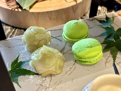 デュシタニ京都のアフタヌーンティー　シャインマスカット，桃とマンゴー，チェリー，桜，苺，クリスマス