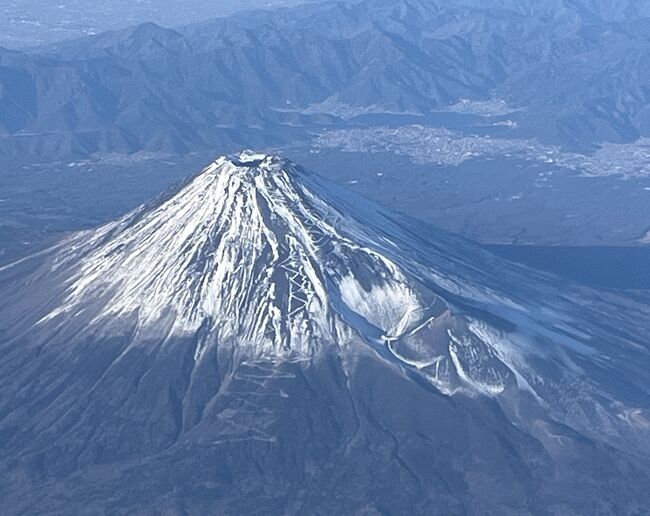 　2024年1月14日（日）～20日（土）阪急トラピックス主催「沖縄8つの絶景めぐりと南国暮らし7日間」に参加しました。真冬ですが、暖かい沖縄でぬくぬくと楽しい日々を過ごしてきました。ツアーが3日、フリーが4日。１・２・３・・は8つの絶景の番号、①②③・・・は旅行記の番号です。35までありますので宜しければご覧ください。主な行程は下記の通りです。<br />14日（日）旅行1日目　自宅・・自宅最寄りのバス停＝羽田空港ANA475便　14：45ー那覇空港着17：40①ーゆいレール壷川　メルキュール沖縄那覇③6連泊　買い物②<br />15日（月）2日目　ホテル朝食④＝◎東南植物園⑤＝１△海中道路＝〇道の駅あやはし館⑥＝２〇果報バンタ・ぬちまーす⑦＝３〇座喜味城址＝４〇残波岬⑧＝「うらしま」にて琉球舞踊と夕食⑨＝ホテル<br />16日（火）3泊目　ホテル＝新原ビーチ▲グラスボート⑩＝オール―ランチ＝⑪５△ニライカナイ橋＝６◎斎場御獄⑫・・がんじゅう駅７〇知念岬公園⑬＝〇琉球ガラス村⑭＝ホテル・・買い物　ドン・キホーテ・かねひで⑮<br />17日（水）4日目　ホテル＝◎ナゴパイナップルパーク⑯＝〇沖縄海洋博公園イルカショー⑰・・熱帯ドリームセンター⑱＝８△古宇利大橋＝〇古宇利島＝◎古宇利オーションタワー⑲＝サムズステーキ夕食⑳＝ホテル<br />18日（木）5日目　ホテル＝観光タクシーで半日観光　波上宮・孔子廟21＝識名園22＝与儀公園＝玉陵23＝やちむん通り＝ぶくぶく茶屋24　タクシー終わり…牧志公設市場（ランチ）・国際通り25ーゆいレールーおもろまちDFSギャラリア…サンエー那覇メインプレイス26ーホテル<br />19日（金）6日目　ホテル…那覇バスターミナル＝おきなわワールド27玉泉洞28＝那覇バスターミナル　旭橋ー小禄イオン29ーホテル<br />20日（土）7日目　ホテルーおもろまち　沖縄県立博物館30・31ーホテルー那覇空港＝イーアス沖縄豊崎32DMMかりゆし水族館33・34＝那覇空港ーホテルー那覇空港ANA476便19：10発　21：25羽田空港着35＝娘宅・・自宅　