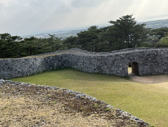 　2024年1月14日（日）～20日（土）阪急トラピックス主催「沖縄8つの絶景めぐりと南国暮らし7日間」に参加しました。真冬ですが、暖かい沖縄でぬくぬくと楽しい日々を過ごしてきました。ツアーが3日、フリーが4日。１・２・３・・は8つの絶景の番号、①②③・・・は旅行記の番号です。35までありますので宜しければご覧ください。主な行程は下記の通りです。<br />14日（日）旅行1日目　自宅・・自宅最寄りのバス停＝羽田空港ANA475便　14：45ー那覇空港着17：40①ーゆいレール壷川　メルキュールホテル沖縄那覇③6連泊　買い物②<br />15日（月）2日目　ホテル朝食④＝◎東南植物楽園⑤＝１△海中道路＝〇道の駅あやはし館⑥＝２〇果報バンタ・ぬちまーす⑦＝３〇座喜味城址＝４〇残波岬⑧＝「うらしま」にて琉球舞踊と夕食⑨＝ホテル<br />16日（火）3泊目　ホテル＝新原ビーチ▲グラスボート⑩＝オール―ランチ＝⑪５△ニライカナイ橋＝６◎斎場御獄⑫・・がんじゅう駅７〇知念岬公園⑬＝〇琉球ガラス村⑭＝ホテル・・買い物　ドン・キホーテ・かねひで⑮<br />17日（水）4日目　ホテル＝◎ナゴパイナップルパーク⑯＝〇沖縄海洋博公園イルカショー⑰・・熱帯ドリームセンター⑱＝８△古宇利大橋＝〇古宇利島＝◎古宇利オーションタワー⑲＝サムズステーキ夕食⑳＝ホテル<br />18日（木）5日目　ホテル＝観光タクシーで半日観光　波上宮・孔子廟21＝識名園22＝与儀公園＝玉陵23＝やちむん通り＝ぶくぶく茶屋24　タクシー終わり…牧志公設市場（ランチ）・国際通り25ーゆいレールーおもろまちDFSギャラリア…サンエー那覇メインプレイス26ーホテル<br />19日（金）6日目　ホテル…那覇バスターミナル＝おきなわワールド27玉泉洞28＝那覇バスターミナル　旭橋ー小禄イオン29ーホテル<br />20日（土）7日目　ホテルーおもろまち　沖縄県立博物館30・31ーホテルー那覇空港＝イーアス沖縄豊崎32DMMかりゆし水族館33・34＝那覇空港ーホテルー那覇空港ANA476便19：10発　21：25羽田空港着35＝娘宅・・自宅　