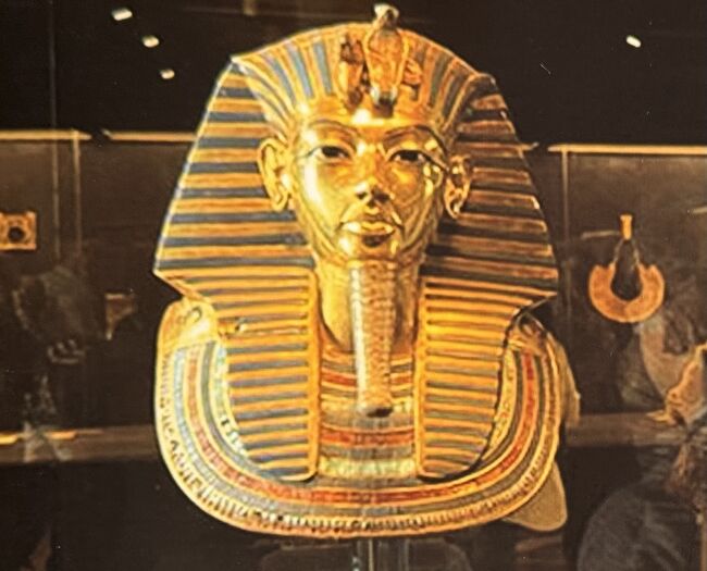 阪急交通社トラピックスのエジプトツアー6泊9日に参加。今回は④帰りのカイロ（エジプト大博物館、考古学博物館、文明博物館、アリーモスク、シュタインベルガーピラミッドホテル）。世界随一の宝ともいえる「ツタンカーメンの黄金マスクと記念撮影できる」という特典付きでした。<br /><br />＊タイトル写真：特別に許可されてツタンカーメンの黄金マスクと記念撮影した写真（通常は撮影禁止）<br /><br />エジプトの12月は東京の10月ぐらいの感覚ではあるものの、砂漠気候なので1日の寒暖差は激しい。とはいえ、総じて快適な気候の中でエジプトの主要文化遺産を効率的に廻ったツアーは、個人旅行では絶対できない素晴らしい体験でした。<br /><br />【行程】<br />①行きのカイロ（ギザのピラミッド、インターコンチネンタルホテル）<br />②アスワン＆アブシンベル<br />③ナイル川クルーズ（ルクソール）<br />④帰りのカイロ（エジプト大博物館、考古学博物館、文明博物館、アリーモスク、シュタインベルガーピラミッドホテル）