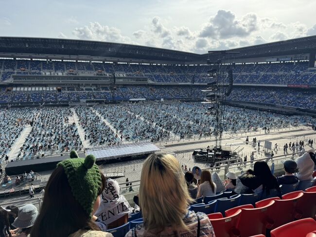 ★..コンサート..<br />TWICE 名古屋・福岡 2公演 おじゃま !(^^)!<br />SEVENTEEN (セブチ) 大阪・横浜 3公演 おじゃま (*^^)v<br /> 2グループ共・韓国出身<br /><br /><br /><br />まさか<br />短期間に、5コンサート行けるとは、思いませんでした^^<br />年令が・・<br />周りのファンから浮かないように、少しでも違和感がないように・・、<br />全会場・マスクして、服装はカジュアルな普段通りの感覚でバッチリかな。<br />10代~ファッションには、気にかけています^^<br />至近距離の正面からじっくり、顔を見られなければ・・年令には見えないが<br /><br />コンサート会場・すべて撮影禁止なので、ほとんど画像ありません(涙)<br />Sorry・・<br /><br /><br /><br />★..福岡.. <br />TWICE コンサート @福岡 PayPayドーム<br />2023・12・26(火)~28(木) 2泊3日<br /><br />12月27日(水) 17:00~19:00 <br />5万人強・収容<br />8月にチケット当選連絡・受信。<br />1枚 12000円・スタンド席 <br />即日・2人分・電子決済購入.<br /><br /><br /><br />★..名古屋..<br />TWICE コンサート @名古屋 バンテリンドーム<br />2023・12月17日(日) 16:30~18:30<br /><br />8月に、チケット当選連絡・受信。<br />1枚 12000円 ・スタンド席 <br />即日・2人分 電子決済購入。<br />5万人強が、一斉に帰宅なるので・・駅..大混雑。 車で。<br />8月に、駐車場予約・完了^^<br /><br />グランド部分全部のアリーナ席・26000円 etc あるから<br />5万人で10億円。2日間で、20億円。<br />名古屋・福岡とわずか10日違いの計4公演で、20万人・40億円。<br />相変わらずの人気です^^ <br /><br />2023年は、計37万人動員。<br />約74億円の売り上げ。<br /><br />今年・2024年も、<br />7月13日(土) 大阪・ヤンマースタジアム長居<br />7月14日(日) 同上<br />7月20日(土) 東京・味の素スタジアム<br />7月21日(日) 同上<br />7月27日(土) 横浜・日産スタジアム <br />7月28日(日) 同上<br />の計6公演が、7月に開催されます。<br />学生さん含めて、沢山の方々が<br />来場しやすいように、2023年と同様に、すべて土日に配慮されています。<br />わずか3週間・6日で、30万人以上動員です。<br />単純に、60億円以上。<br />たいしたもんです^^<br />まぁ・・<br />日本国内でも、短期間でここまで動員できる女子グループは、皆無でしょう・・<br /><br />韓国には、<br />天候に左右されないドームは、1万人ちょっとしか入らないから<br />2倍人口の儲かる日本で、チカラをいれる韓国女子グループが<br />以前から・・増加傾向なのは、まぎれもない事実です。<br /><br /><br /><br /><br />★..大阪・横浜..<br />SEVENTEEN (セブチ) コンサート<br />2015年5月26日 デビュー TWICEも2015年デビュー<br /><br />★5月18日(土) 大阪・1泊2日 三人で<br />ヤンマースタジアム 長居<br />今年1月28日(日)<br />大阪国際女子マラソンで、19年ぶりに日本新記録が出た発着地。<br />普段テレビは、長年見ませんが、女子マラソン・駅伝だけは別です^^ <br /><br />★5月25(土)・26(日) 2公演・1泊2日 違う三人で<br />日産スタジアム・横浜 <br />スタジアムだから屋外。 2日間とも晴天で良かった^^ 翌日は雨。<br />グランド部分も、トップ写真のようにアリーナ席だから人でビッシリ。<br />72000人が2公演=144000人<br />国内どこのドームでも、ここまでは入りません。<br />大阪2公演を、プラスすると254000人。<br /><br /><br /><br />★..韓国・ソウル (2の2)..<br />2023・8・24(木)~27(日) 3泊4日<br />(2の1) 2023・10・31投稿済<br />海外・・お付き合い旅<br />街ブラ画像だけ投稿。<br /><br /><br /><br /><br />★..超スーパー円安時代..<br />トラン〇大統領時代・4年間は、ドル/円レートは、<br />100~120円でした。<br />11月・大統領選後、再選された場合は、アメリカファーストだから<br />米日の金利差を、縮めて最低でも130円台を目指すだろうと、<br />沢山の方々が、言われています。<br /><br />前回同様に、FRB(米連邦準備制度理事会)に利下げを要求し、<br />米国産業の輸出競争力を、高めるため『ドル安・円高』に。<br />毎年行く海外旅行だけを考えれば・・パチパチ(嬉)^^<br /><br />来年2~3月・BANGKOK&PATTAYA 16日間・楽しみです^^<br />トラン〇さん・次第ですが・・。<br /><br /><br /><br /><br />★..予告..<br />BANGKOK &PATTAYA・16日間、<br />ハイシーズンの、<br />来年2025年2月下旬から1束持ってスタート。<br />ビジネス e-tiket ・ホテルは、今月・6月支払い購入済。<br /><br />これで<br />8月・イギリス&ソウルとで、300万円弱の日本円が手元を離れました.<br />6月支給・夏のボーナスだけでは、追いつきません。<br /><br />最寄り空港は、いつものエアラインはコロナから4年間・休便中で<br />避けていた海外エアラインしかなく仕方なく。<br />この海外エアラインは、<br />4月からサーチャージ36000円が、0円キャンペーンを実施。<br />年内フライトまで。<br />かなり・・売れ行き好調でした。<br /><br />この避けているエアラインは、JAL倒産時に2年ほどJAL休便になり<br />わずか2往復しか搭乗してないが<br />マナー違反者が多く、男一般客とあまり接触ない・・<br />30数万円のビジネスで。 エコノミーだと11万円だが。<br /><br />男クルー達も、マナー最悪。<br />現在は、AIRBUS 350-900ですが、当時は、現在・トラブル多発<br />アメリカで、内部告発で問題になっているBOEING。 <br />シート配置・2-4-2。<br />その両側・通路に囲まれた中央席4席・一番後ろ席。<br />深夜便なので、天井灯がダウンされてから、<br />緊急用に常に空席の席に、男クルーが来てひじ掛けを上に上げて<br />全身を、4シート上に足を投げ出して寝ました。 <br />帰りの深夜便です。 <br /><br />いるんですネ・・こんな事するアホなクルーが(驚)<br />スマホ撮影して、SNSで日にち・TG644便・男クルーで<br />投稿すれば・・。<br />もう1台のノートPC・未投稿フォルダーの中に、旅行記ごとに<br />未投稿画像あるから多分・・<br />当時、<br />エライさんに、男乗客達マナー違反&男クルー達の事を話たら<br />一言・・タ〇航空だもん。<br />納得しました^^ <br /><br />エライさん含めて、私の周りの連中もこのエアラインだけは避けています。 <br />前回・BANGKOK までは、<br />ワザワザ・・歩いて10分の新幹線駅から、こだま・2時間の東京駅。<br />そして羽田からJALで、出発していました。<br />余分な時間・出費です。<br /><br /><br /><br /><br />★You Tube<br /> TWICE 17本<br /><br />2015・10・20 デビュー<br />2017・6・28 日本デビュー<br />韓国人・5人<br />日本人・3人<br />台湾人・1人<br />韓国・TVオーディション番組で、選抜されました。<br /><br />MISAMO 2本<br />TWICE のサブユニット 日本人3人組<br />MOMO SANA MINA<br />3人の名前をとって、グループ名に。<br />2023年 活動開始<br /><br />New Jeans ハニ 青い珊瑚礁 24.6.26・27 東京ドーム 3本<br /> 日本TV 1本<br />松田聖子 青い珊瑚礁 1本<br /><br /><br /><br /><br />★..Over Seas Travel..<br /><br />☆今年 2024年☆<br />2月 ソウル 5日間 (9月投稿) 二人分負担 チェジュ航空・成田空港<br />6月 ベトナム5日間 成田空港<br />8月 イギリス 10日間(12月投稿)二人分負担 SQ..プレミアムエコノミー<br />8月 ソウル 4日間 (9月投稿) 二人分負担 チェジュ航空・成田空港<br /><br />☆来年 2025年2月~3月☆<br />ハイシーズンの、バンコク・パタヤ 16日間 (3月投稿) <br />TG タイ航空・ビジネス<br />20代 ロス・シスコ(計5回)~ちょうど 50回目 海外旅行^^<br /><br />☆2025年4月☆<br />ソウル 4日間 (6月投稿) 四人分負担 チェジュ航空・KE 大韓航空<br /><br /><br /><br /> すべての著作権は、放棄します。<br /> Copyright Free<br /> ・・HAMAGINKO・・