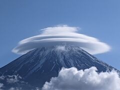 笠雲富士山と本栖湖竜ヶ岳