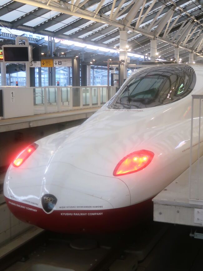 長崎駅は、長崎県長崎市尾上町にある九州旅客鉄道（JR九州）の駅。<br /><br />長崎市の中心駅であり、西九州新幹線および長崎本線の終着駅である。長崎県内で最も利用者が多い。新幹線「かもめ」や長崎都市圏及び佐世保市など県北地域を結ぶ快速「シーサイドライナー」、普通列車が発着する。<br /><br />2020年3月28日より新駅舎へ移転・高架化された。2022年9月23日に西九州新幹線が開業し、日本最西端の新幹線停車駅となった。<br /><br />JR敷地内に地上13階建て(高さ60メートル)の商業・オフィス・駐車場・ホテルを含む新駅ビルが建設される。現駅ビルは存続され、新駅舎の高架下部分にも商業施設が整備される。<br /><br />