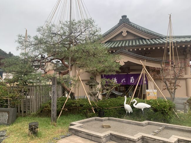 山代温泉に一泊した後、近くの山中温泉に来てみました。<br />山代温泉を出たころは雨が降っていましたが、山中温泉に着いたら止みました。<br /><br />この２つの温泉は、すぐ近くにある石川を代表する温泉ですが、全く異なる温泉ですね。<br />山中のお店の方に伺ったのですが、同じ加賀市でも山代と山中は、文化も言葉も習慣も若干違うそうです。<br />1300年の歴史がある山中温泉は、松尾芭蕉は「奥の細道」の途上訪れています。<br />芭蕉は、<br />「山中や菊は手折らじ湯の匂い」<br />と詠んでいます。<br />この湯につかるだけで長生きできる」<br />と言う意味ですね。<br /><br />ゆげ街道を歩き、大聖寺川沿いの始まったばかりの紅葉を見ることができました。<br /><br />私の今年の投稿はこれが最後です。<br />11月の石川県の旅行記は後少し続きますが年明けに。<br />今年も私の拙い旅行記に訪れてくださりありがとうございました。<br />皆様良いお年をお迎えください。<br />