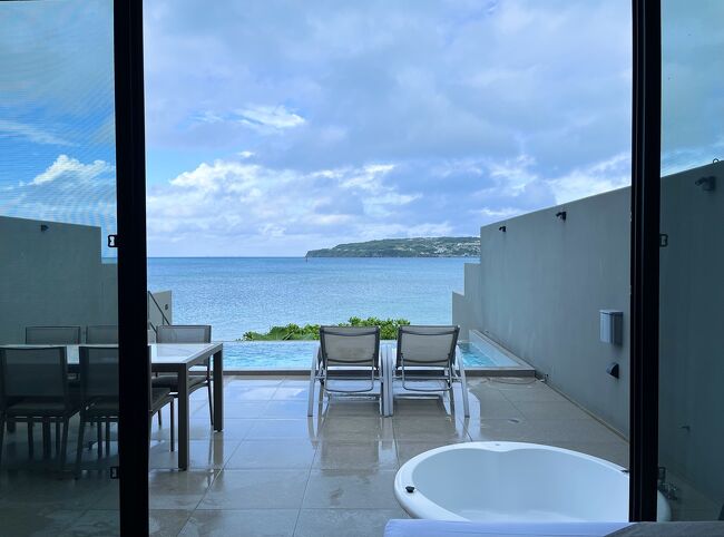 年末年始の沖縄旅行^_^<br /><br />せっかくなので快適にプールを楽しみたいと思い、部屋に温水プールが付いてるホテルに滞在しました。<br />寒がりな私でも温水プールならストレスなく、バケーションを楽しめました^_^<br /><br />2泊3日の、グルメ&amp;ラグジュアリーホテルステイの沖縄旅行です。<br /><br />【1日目】<br />ランチ　大家(うふやー)<br />カフェ　やちむん喫茶シーサー園<br />宿泊　　マガチャバル<br /><br />【2日目】<br />ランチ　　琉果<br />観光　　　備瀬のフクギ並木、今帰仁城跡<br />ディナー　海風やがち<br />宿泊　　　フェリスヴィラスイート古宇利島ビュー<br /><br />【3日目】<br />朝食　ワルンルンパ<br />ランチ　タコス　メキシコ<br />観光　　牧志公設市場