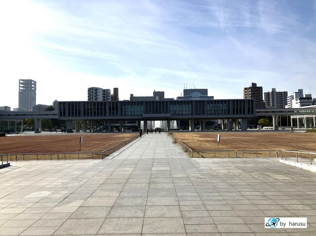 平和記念公園内にある広島平和記念資料館は、第二次世界大戦においてたった一発の原爆で広島が受けた凄惨な被害を目の当たりにできる資料館です。本館は、戦後建築物としてはじめて国の重要文化財に指定されています。<br />　2023年5月に開催されたG7広島サミットで、G7の首脳たちが訪れたことで大きな話題となり、G7広島サミットで海外からも高い関心を得た結果、多くの外国人観光客が訪れており、時には入館の列が2時間待ちになることもあるそうです。