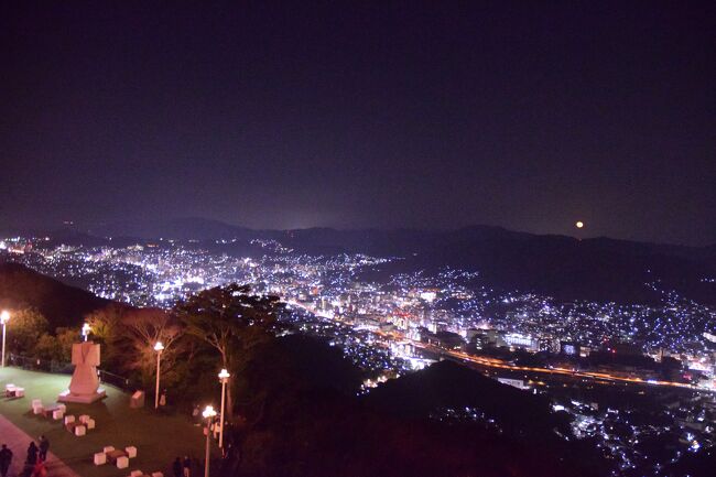 ４７都道府県制覇に向けて、今回は佐賀と長崎です。稲佐山は新日本三大夜景の一つだそうです。途中まで車で行き、中腹からモダンな乗り物で頂上を目指します。