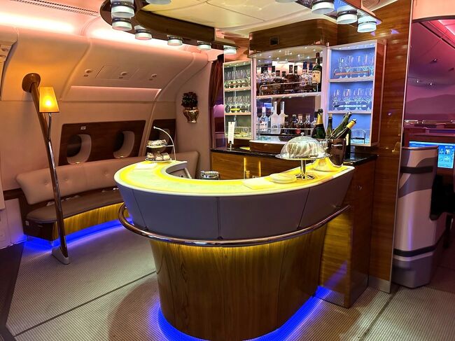 2022年11月15日より約2年半振りにエアバスA380-800型機が<br />成田国際空港ードバイ国際空港間の路線で再就航することになりました ($・・)/<br />2023年4月3日より羽田空港ードバイ国際空港間の路線も再開されましたが、<br />ボーイングB777-300ER型機でエアバスA380-800型機ではありません。<br /><br />総2階建てのエアバスA380-800型機は、アッパーデッキ(2階)の前方部に<br />シャワールーム(ファーストクラスの搭乗者のみ利用可)、また、後方部に<br />機内ラウンジ(ファーストクラス及びビジネスクラスの搭乗者のみ利用可)が<br />設けられています。<br /><br />これまでにアラブ首長国連邦(UAE)などの中東地域へは一度も<br />旅行に行ったことがなく、コロナ禍の前から行く予定でした。<br />再就航したタイミングでエミレーツ航空のエアバスA380-800型機の機内を<br />堪能するために、ベストシーズンのドバイに旅行に行くことに決めました。<br />ドバイがある中東地域と言えば、夏季(4~10月)は最高気温が50℃を<br />超える日もあるくらい猛暑であり、冬季(11~3月)はベストシーズンとして<br />知られています。<br /><br />世界有数の産油国で聖地メッカとメディナを擁するサウジアラビア王国は、<br />長らく一般旅行者への門戸を閉ざし、神秘のヴェールに包まれていましたが、<br />2019年9月27日より観光ビザが解禁され、日本人を含む一部外国人に<br />観光ビザが発行されました。長年行ってみたかった旧市街。。<br />ドバイーサウジアラビア間もエミレーツ航空のビジネスクラスを利用します (^^♪<br /><br />本当はエミレーツ航空の総2階建てファーストクラスに搭乗することが夢でした。<br />しかし、円安&世界情勢が最悪な時期で航空券が高騰していて難しい。。<br /><br />エミレーツ航空の運賃ですが、往路のみだと1人当たりのビジネスクラス<br />(Flex Plus)の金額は以下の通りでした。<br /><br />《成田-ドバイ間(ビジネスクラス〔Flex Plus〕 片道分》<br />915,980円/名(国内空港施設使用料、海外諸税、燃油サーチャージ他、<br />航空会社手数料を含む。)<br /><br />単純計算で復路も同じぐらいの金額となると、エミレーツ航空ビジネスクラスが<br />往復で約180万円以上もすることになります(>_<)<br />このほか、ドバイなどの中東は宿泊ホテル代も観光ツアーも高額だし。。<br /><br />エミレーツ航空EK319便は、日本航空JL5095便とのコードシェア便です。<br />JALマイレージバンク(JMB)に往復便ともマイルが貯まりました☆<br />(これでも格安だったのでわずかなマイルですが・・・)<br /><br /><往路(第1区間)><br />エミレーツ航空EK319便(成田国際空港 22:30発-ドバイ国際空港 翌日05:30着)<br /><br />本旅行記は、エミレーツ航空EK319便(成田国際空港ードバイ国際空港間)の<br />ビジネスクラス搭乗記です。