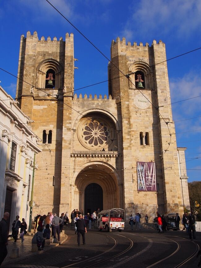 7日目は、丸一日フリータイムでリスボン市内を観光しました。<br />メトロLaranjeiras駅からロシオ広場・フィゲイラ広場・サンジョルジェ城・サンヴィセンテデフォーラ教会・サンタエグラシア教会、ポルタスドソル展望台・リスボン大聖堂・コメルシオ広場を見学してからメトロで移動しSão Sebastião駅に隣接する百貨店で買い物と夕飯の惣菜を買い、ホテルの部屋でいただきました。<br /><br />8日目は、朝5時集合でリスボンの空港へ<br />リスボン空港08：35→アブダビ空港19：45　EYー0064便<br />アブダビまで7時間10分のフライトでしたが、アブダビで到着ゲート待ちが1時間という余計な時間があり、乗り継ぎ便がギリギリ。<br />買い物タイムもなく、ツアー参加者もお目当てのチョコレートを少し買うので精一杯のようでした。<br />私も駆け込みで、タバコ2本をまとめ喫いして、ギリギリセーフ。<br />アブダビ空港21：40→関西空港11：20　EYー0830便<br />関西空港まで8時間40分のフライトは、日本人のCAさんがいて快適でした。<br /><br />9日目、関西空港に定刻通り11：20に到着。<br />仲の良かったツアー参加者とお別れして、帰宅です。