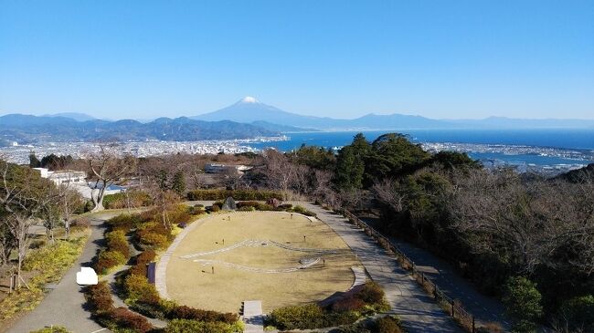 寒い季節になり空気が乾燥してくると東京から富士山が見られる日が多くなってくる。この時期は静岡県に富士山が見られるスポットをよく訪れている。<br />今回、久しぶりに日本平を訪れるとともに、日本平に隣接しており未訪問だった久能山東照宮を参拝するプランを立てた。それだけだと半日で終わってしまうので、１５年ぶりくらいの訪問となる焼津市も訪れることにした。<br />静岡までのアクセスは「ぷらっとこだま」というＪＲ東海ツアーズが企画している旅行商品を初めて利用。使い勝手を試してみることにした。
