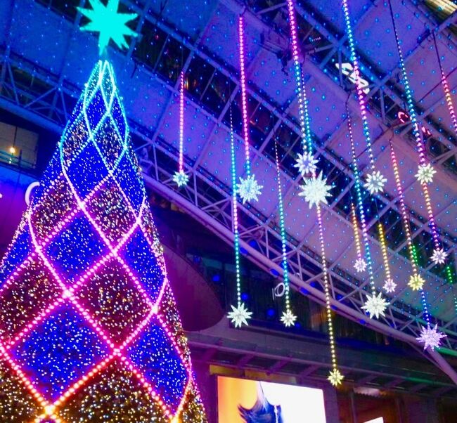 天神エリア～博多駅の<br />クリスマスイルミネーションを鑑賞しながら<br />散策してきました。<br />観光の方々も多く賑やかな雰囲気でした。<br />