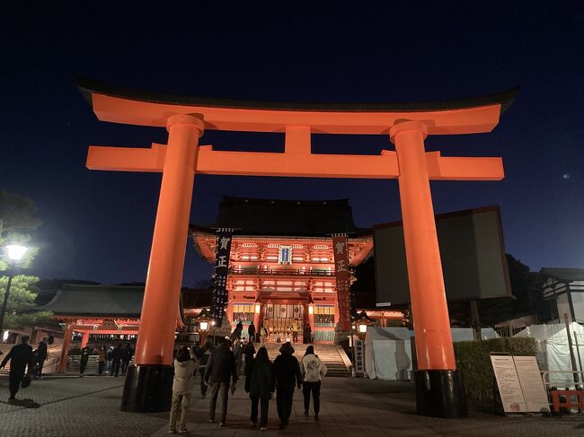 千本鳥居などで有名な伏見稲荷神社にいってきました。<br />インスタ映えするので、外国人観光客にも大人気。<br />２４時間参拝オッケーということで、日の出前(6時半)に行ってきました！<br />薄暗い稲荷神社は不気味感あってよかったです。<br />山頂に着く頃にはすっかり日が登ってましたけどね。<br />往復２時間半かかりました