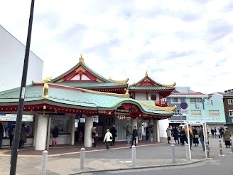 昼前から雨予報でしたが、自転車の前カゴにカッパ上下を積んで、ちょうど1年前と同じように江の島(藤沢市)と小動神社(鎌倉市)へ行きました。今回、初めて腰越漁港内を散策、遊漁船が正月休みなので閑散としていましたが、小動山の南側の断崖絶壁を至近で観ることができました。<br />漁港内の駐車場は午前5時から午後5時まで700円ポッキリ、車を駐車して散策するには適していますので是非利用してみて下さい。昔は300円だったのですが...<br />寒かったせいか(正月でしょ!)歩道は空いていて、往復ともにストレスを感じませんでした。<br />大晦日、元旦ともに早朝から壁打ちテニスをやりましたが、たまにはサイクリングも良いですね(笑)