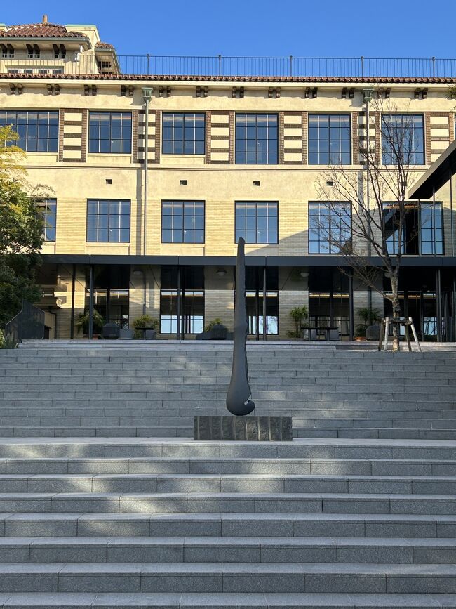 年末年始は京都長期出張中の嫁さんが神奈川に帰省せず、こちらが関西帰省を兼ねて京都訪問することに!<br /><br />年末年始を京都で過ごすのは学生時代以来なんで、初詣三昧するかな?<br /><br />京都では嫁さんのマンションを起点にするけど、せっかくなんでホテルステイも楽しみます!<br /><br />もちろん実家(伊丹)にも元旦に帰省して、久しぶりにお墓参りもして、その後また京都に戻ってプチ観光&グルメも楽しみます(^_^)<br /><br />【スケジュール】<br />12/28(水) 移動日 座間→京都<br /> 嫁さんマンション泊<br /> 夕飯:たんと https://maps.app.goo.gl/UA62RSKKt3miwaeC7?g_st=ic<br /><br />12/29(木) ホテルステイ(グランヴィア京都) https://www.granvia-kyoto.co.jp/<br /> ランチ:権太呂本店 https://gontaro.co.jp/kyoto/<br /><br />12/30(金) ホテルステイ(グランヴィア京都) https://www.granvia-kyoto.co.jp/<br /> 下鴨神社 https://www.shimogamo-jinja.or.jp/<br /> 夕飯:鮨まつもと https://maps.app.goo.gl/o7Pt5G9niWwv323ZA?g_st=ic<br /><br />12/31(土) 嫁さんマンション泊<br /> 夕飯:京都高島屋お惣菜 https://www.takashimaya.co.jp/kyoto/departmentstore/<br /><br />1/1(日) 嫁さんマンション泊<br /> 実家(伊丹)帰省 京都↔︎伊丹<br /> 夕飯:祇園 松むろ http://www.matsumuro.jp/sp/<br /><br />1/2(月) ホテルステイ(ザ・ホテル青龍 京都清水) https://www.princehotels.co.jp/seiryu-kiyomizu/<br /> 夕飯:THE SODOH HIGASHIYAMA KYOTO https://www.thesodoh.com/<br /><br />1/3(火) 嫁さんマンション泊<br /> 夕飯:鉄板魂3104ん家 https://maps.app.goo.gl/s2nXEPMAG6mCanDP9?g_st=ic<br /><br />1/4(水) 移動日 京都→座間<br /> ランチ:麺屋 猪一 https://inoichi.stores.jp/<br /> 買い物:原了郭 http://www.hararyoukaku.co.jp/<br /><br />お正月2日は、一度は泊まってみたかったホテルの一つ「ザ・ホテル青龍 京都清水」にお泊まりします!<br /><br />いろんな方のコメント見ても、施設そのものも素敵やし、スタッフの対応含めおもてなし感も抜群との評判なので楽しみです(^_^)