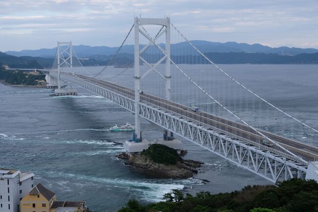 徳島と高知の旅へ行ってきました。<br />今回の最大の目標は徳島の剣山縦走です！<br />初日は会社終わりに夜行バスで大阪へ向かい、そこから南海電車で和歌山へ和歌山港から南海フェリーで徳島港へと<br />渡ってきてきました。<br />午後には鳴門への大塚美術館と大鳴門橋を見て来ました。<br />時間的に大塚美術館が2時間強しか見れなかったのが残念でした。