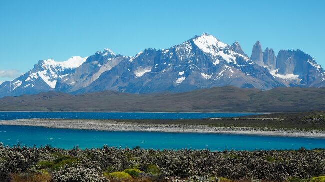 エルカラファテで3泊しペリト・モレノ氷河、チリのパイネ国立公園に行ってきました。<br />こちらはパイネ国立公園のレポート。<br /><br /><br />パイネ国立公園日帰りツアーに参加しました。エルカラファテのホテル6:30発の23:00帰りの長いツアーとなりました。ツアーですが以下は自分でやります。<br /><br />・チリ入国は、入国の48時間前以降に、専用WEBページで入国申請します。<br /><br />申請手続きのページ：　https://djsimple.sag.gob.cl/<br /><br />・また、パイネ国立公園入園料は以下のサイトから事前に購入される事も可能です。<br /><br />パイネ国立公園入園料購入WEBサイト：https://aspticket.cl/<br /><br />参加したツアー<br />https://www.southroad.com.ar/trip/23-full-day-torres-del-paine-conventional-tour<br /><br />