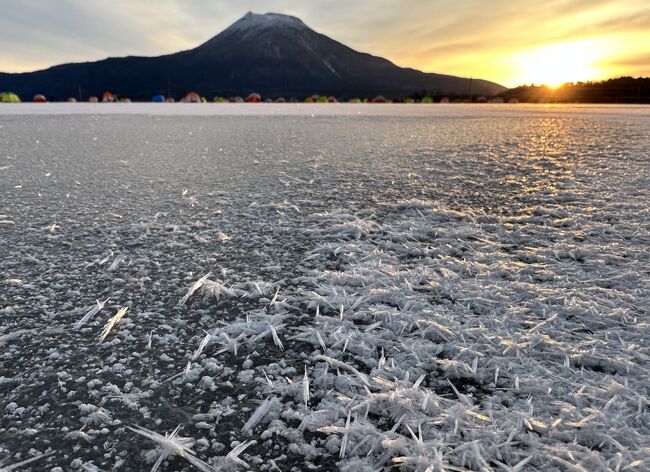 一昨年6月春の道東旅行の際<br />アクティビティツアーの方に<br />冬の北海道もまた違った良さがありますよ！<br />是非来てください<br />と言われてから　ずっと行きたかった<br />冬の道東　<br />流氷とフロストフラワー<br />そして野生の動物、野鳥に会いたい！<br />50代夫婦旅行<br /><br />個人手配で<br />道東エクスプレスバス3日乗り放題を利用して<br />紋別　網走　ウトロ　別海　弟子屈　阿寒をめぐる<br />3泊4日　欲張り詰め込み旅行です<br />私プロデュースなので<br />大好きな温泉のあるお宿にしました<br /><br />最終日の4日目は<br />早朝アクティビティ　モーニングカフェ　<br />凍結した阿寒湖で景色や自然観察<br />運が良ければ　<br />フロストフラワーがみれるかも?<br />そして私の中での<br />道東旅行最大のリベンジ<br />ボッケの森！散策<br />目的は野生動物！<br />エゾリス　モモンガ　キツネ　タヌキ　シカ<br />シマエナガ<br />果たして会えたのか？<br />エアポートライナーバスで空港に向かい<br />途中　寄り道<br />阿寒国際ツルセンターへ丹頂鶴に会いに！<br />タクシーでたんちょう釧路空港へ行き<br />帰路につきます<br />帰りはJALで羽田空港へ<br />エアポートライナーで帰ります<br /><br />