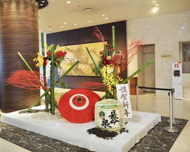 皆様、2024年あけましておめでとうございます<br />今年も大好きな旅行を楽しんで行く所存です<br /><br />久しぶりの正月旅行は、予約サイトで偶然見つけた激安プランを利用しました<br />夕食&朝食ブッフェが付いて一人10000円以下というものでした<br />妻と娘と一緒にトリプルルームに泊まりました<br />ホテルはマイステイズプレミア成田、以前はエクセルホテル東急だったところです<br />10年程前の東急時代に2泊したことがありました<br />どう変わっているのかが一番の興味でした<br /><br />2日目は大混雑の成田山をスルーして、初詣に飯田橋の東京大神宮へ<br />そして締めは妻が以前から行きたがっていた、ガレット店「ル・ブルターニュ」で美味しさに衝撃を受けました<br /><br />今回はホテル、神社、レストランでホスピタリティを多く感じられ、幸先の良い旅初めとなったと思います
