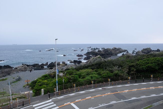 徳島・高知の旅の最終日、まだ四国で唯一足を踏み入れてない県高知県を短時間ですが観光してきました。<br />徳島市内でレンタカーを借りて海沿いの55号線へ飛ばして目指すは室戸岬<br />台風で有名なくらいしか知識はないですが、徳島からはやはり遠く時間的に短時間になりましたが、もう一度ゆっくり来てみたいと思いました。<br />そして帰りの飛行機を高松空港からの夜便と言う事もあり、移動移動な一日になりました。