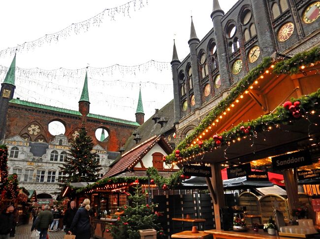 2023年、2回目のドイツクリスマスマーケット巡り♪<br />12月の陣ではハンブルクを拠点に11都市を訪れ、14個のご当地カップをお持ち帰り！<br /><br />最初は北ドイツのリューベックとキール。<br />①リューベック（世界遺産）<br />②キール（州都）<br /><br />「ハンザの女王」と称されるリューベックでは、旧市街の美しく個性的な建物群と共にクリスマスマーケットを。<br />キールではそれぞれ趣の異なる3つのクリスマスマーケットを。<br /><br />ドイツ国鉄（DB）あるあるの遅延に振り回されつつも、乗り放題チケットで楽しく鉄旅って参りました。<br /><br />＜スケジュール＞<br />★12/14(木) 羽田→<br />★12/15(金) フランクフルト→ハンブルク<br />☆12/16(土)<br />☆12/17(日) ハンブルク→フランクフルト→<br />☆12/18(月) →羽田