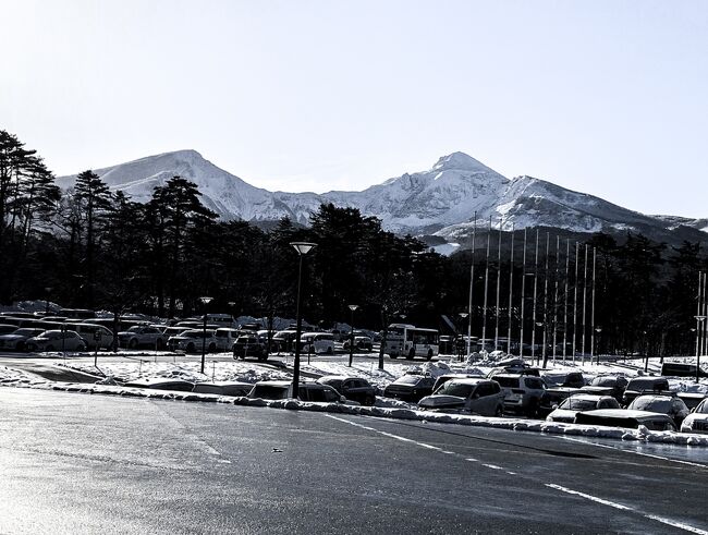 初めての福島県。<br />年末年始でもあるし、雪国は慣れてないこともあり、２泊３日のツアーに便乗することにしました。<br />裏磐梯とは聞いたことはあるがどれほど寒いのか、雪があるのかないのかなど岡山の住人にとっては見当がつかず、出発の朝まで服装に迷いました。<br />結局３日間、雪は降ったり晴れたりで例年より雪は少ないとのこと。<br />1月１日に能登半島地震があったが2日の東北新幹線は遅延もなく、予定通り帰路に付くことができました。<br />しかし帰りの新幹線が新神戸のトンネル内で緊急停止した時はどうなるかと心配。<br />直後に羽田空港の衝突事故を知る。<br />想定外のことがあったがなんとか無事自宅まで到着できました。<br /><br />12月31日<br />岡山＝新幹線＝郡山～貸切バス～裏磐梯レクリゾート泊<br />1月1日<br />貸切バス～会津若松・鶴ヶ城～料亭・田事で郷土料理～伊佐須美神社初詣～（能登半島地震）～裏磐梯レイクリゾート泊<br />1月２日<br />五色沼スノーウオーク～裏磐梯レイクリゾート～貸切バス～郡山＝新幹線＝岡山<br />