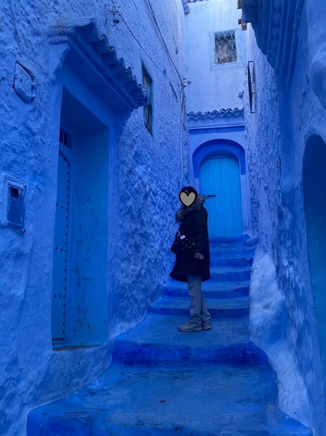 モロッコ観光の外せない街、シェフシャウエン。<br />何故青く塗り始めたかは諸説あれど、今はもうこの「青」路線を突き進むしかないとがんばっている街。<br />全体を俯瞰するとそうでもないのですが、歩いて見える範囲は濃淡はいろいろあっても青だらけ、写真も青だらけ。<br />青く塗っておけばいいでしょ、という感じの路地もありますが、インスタ映えを狙ったところも多々あって、ついつい写真の枚数が増えてしまいます。<br />チュニジアのシディ・ブ・サイドも青の街ですが、やはり本家本元のこちらのシャウエンの方が、エリアの大きさも青への執念も上だと感じました。<br /><br />12月15日　夜カタール航空で成田出発<br />12月16日　ドーハで乗継ぎ、カサブランカ着。カサブランカ観光、カサブランカ泊<br />12月17日　ラバト、ティトゥアン観光、シャウエン泊。<br />12月18日　シャウエン観光、フェズ泊<br />12月19日　午前フェズ観光、午後メクネス、ヴォルビリス観光、フェズ泊<br />12月20日　エルフードへ移動、エルフード泊<br />12月21日　早朝メルズーガ、カスバ街道を通ってワルザザードへ。ワルザザード泊<br />12月22日　午前アイト・ベン・ハッドゥ観光、午後マラケシュ観光、マラケシュ泊<br />12月23日　カサブランカから帰国<br />12月24日　夕刻成田着