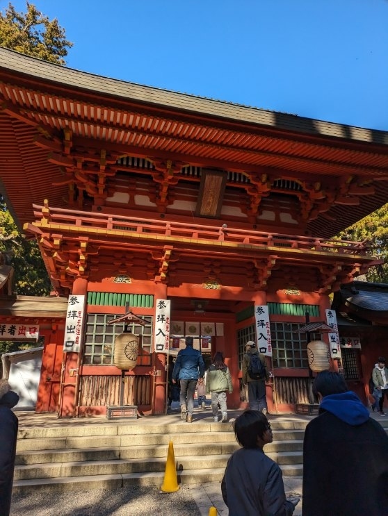 東国三社の鹿島神宮、香取神宮、鳥栖神社と佐原、成田、佐倉を初詣を兼ねて回る旅を企画しました。鹿島神宮は武御雷を祭神とした武の神として熱い信仰を受けており質実剛健で歴代将軍家から熱い庇護を受けていました。武芸者や道場も鹿島大明神の祭神は必ずかかげ、伊勢神宮、出雲大社と並び生涯に必ず参拝したい神社といわれています。香取神宮は古来から国家守護を天皇家から委ねられた特別な神社です。全国にある香取神宮の総本山でスポーツの神としても有名です。香取神宮からすぐの小江戸佐原は江戸時代の町並みがそのまま残り情緒が満載です。ここでは伊能忠敬の偉業をたたえた記念館など見どころがたくさんあります。成田山は国内最大級の人出で説明不要ですが佐原からも近くせっかくならば必ず立ち寄りたい場所です。そして成田市のお隣の佐倉市の国立歴史民俗博物館はコロナ明けで久しぶりに行きましたが、これだけの規模で壮大な歴史の展示は他ではお目にかかれず今回は2時間の滞在でしたが半日かけて改めて期待素晴らしい博物館です