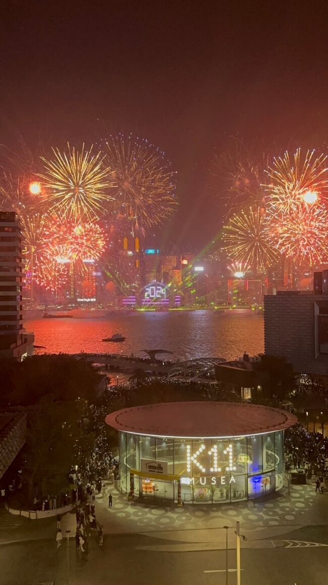 2022年から23年は台北で年越し。台北101の花火が目的でした。<br />https://4travel.jp/travelogue/11810516<br />ただ、ちょっと雨と霧の中での花火に、若干消化不良も否めない。。<br /><br />ということで、2023-24は、世界一ともいわれる香港・ビクトリアハーバーのニューイヤー花火を見よう！ということで、香港に！<br />詳細は後述しますが、1月にはさっさとシェラトン香港のハーバービュールームをポイントで予約したのであります。<br /><br />さて香港は私は大好きな街。しかし、反政府デモやコロナ禍などいろいろあり行くのは、どうなっているんだ、、、。直近では2018年3月に行ったのが最後。かつてのままでいてほしい、そんな思いで5年ぶりに訪れました。娘は9歳にして3回目の香港(笑)<br />仕事やら娘の習い事やらの関係で、12/28からマカオ2泊、香港2泊という旅程に。<br /><br />■ホテル<br />毎度おなじみマリオット系。今年はマリオットボンヴォイAMEXカードが生まれ変わり、使用金額で久々のプラチナになりました。それはさておき。ニューイヤー花火が見たいということで12/31はシェラトンのハーバービューを押さえたい。街は半端なく混むので、部屋から見られるなんて最高じゃん、と。2016年にハーバービューステイを楽しんで、その眺望の良さは実績あり。<br />https://4travel.jp/travelogue/11222367<br />2023年が明けて予約できるようになってすぐ押さえました。見返すと1/24。73200ポイント。これが高いか低いか。実際のお値段は11月頭にちらっと見ると、ハーバービューは満室、普通の部屋でも7800HKD＝15万円+TAX（2023）。マリオットのポイントは1ポイント1円ならよしと思っていますが、まぁこれなら価値あり、でしょうか。にしてもさすがにやりすぎやろ、シェラトンさん。<br /><br />12/28-29はシェラトングランドマカオ。<br />値段を見たら12/28と29で2倍以上違う(笑)。12/28は1,158.55 MOP（1,007.44MOP+税金など151.11MOP）=21,000円くらい。12/29は高めだったのでポイントでとりました（39000ポイント）。こちらは11月頭に押さえました。<br /><br />12/30からの2泊はポイント泊でシェラトン香港にしようとしていたのですが、、、12/30はコーディス香港 （香港康得思酒店）に変更。理由はお値段。じつはHISで「日本居住者限定プラン」を発見！それがなんと28,800円。これは安い！他のサイトと比べてもずいぶん安いしHISのみのプランのよう。HISだから騙されているわけじゃなさそう(笑)ということで、即決。ここは以前宿泊実績があり、旺角という場所、大型ショッピングセンター直結、質（部屋は狭かったけど、場所が場所だからしょうがない）、ともに満足でした。<br />https://4travel.jp/travelogue/11863965<br />旺角から尖沙咀への移動はしょうがないとして、12/30はコーディスにし、12/31はシェラトンに移動、というプランになりました。<br /><br /><br />■航空券<br />これが今回のハイライト、実は航空券でした（私にとって）。<br />結論としては、<br />往路：福岡から香港エクスプレス直行便。<br />復路：タイ航空夜便で香港からバンコク経由福岡（ユナイテッド航空の22000マイル）。変態極まりないルート。<br />※妻と娘は往復とも香港エクスプレス直行便。<br /><br />なぜこうなったか、経緯についてはマイラーの皆様はしばしお付き合いを。不要な方は以下どうぞ読み飛ばしてください。<br /><br />・往路（12/28）<br />なんとなく、前半はマカオinにしようかと。当然ながら年末年始は高い。ということで、マイルで狙おう。<br />9月、みてみると、候補は<br />①ユナイテッド航空のマイルでエバー航空の台湾経由（片道22000マイル+約5000円）<br />12/28(木)NH1213福岡1635⇒1820那覇　BR185 那覇2010⇒2055台北<br />12/29(金)BR801台北1000⇒1155マカオ<br />⇒マカオに着くのさすがに遅すぎ…でNG。<br />福岡発台北直行便なんて、10月に見たときにはすでにありませんでした。<br />②JALのマイルで中国東方航空の上海経由（片道15000マイル+約10000円）<br />MU518 福岡1430⇒1540上海　<br />MU9991 上海1740⇒2020マカオ<br />⇒中国東方航空の乗り継ぎに極めて不安があり、NG。（普通に3-4時間遅れるなんてザラ。）<br />※ちなみに福岡から香港直行便のあるキャセイは11月時点で当然満枠、JAL便は東京経由で往復11万マイルくらい(笑)ありえん。<br />③香港エクスプレスで買う<br />UO601　福岡1255⇒1550香港　<br />大人28900円+荷物代と税金で43000円くらい。<br />ってことで、諸々勘案した結果、往路は香港エクスプレスで全員同じルートで行くことになりました。<br /><br />・復路(1/1)<br />①香港エクスプレスで買う<br />UO638　香港1255⇒1705福岡<br />5600円+荷物と税金で22000円くらい。<br />これでいいじゃん、と思いつつ、やっぱりマイルで、と見てみると、、、、<br />香港でもう1日過ごせるプランを発見！<br /><br />②ユナイテッド航空のマイルでタイ国際航空のバンコク経由（片道22000マイル+約5000円）<br />TG 607 香港2045⇒2240バンコク　<br />TG 648 バンコク0100⇒0810福岡<br />という何とも不思議なルート。UAの特典航空券が不思議なルートを提案してくるというのは有名な話ですが、まさか香港からさらに南下しバンコク経由で福岡に帰ってくるとは想像の斜め上からのご提案。香港にあと丸1日いられるし、UAは長距離でも燃油無料だし、、、。ということで、妻と娘は上記の①香港エクスプレス直行便で帰り、私は②の一人BKKルートで、久々のプライスレス一人旅を楽しむことになりました。<br /><br />※その後11月中旬、香港エクスプレスで「ペア割セール」なる2名以上のグループ予約で往復とも片道3800円という破格のキャンペーンがあり、私はがっくり。。早く言ってよぉ…。<br /><br />■旅程<br />・12/28(木)<br />UO601　福岡1255⇒1550香港　⇒　香港に入境しないで行ける直行バスでマカオへ<br />夕食：翡翠拉麺小籠包/クリスタルジェイド　@ロンドナー（小籠包など）<br />泊：シェラトングランドマカオ<br /><br />・12/29(金)<br />マカオ観光<br />昼食：Guincho a Galera/ギンショ・ア・ガレラ　＠ホテルリスボア（ポルトガル料理）<br />夕食：ホテルのクラブラウンジ<br />泊：シェラトングランドマカオ<br /><br />・12/30(土)<br />マカオ⇒香港、AIAカーニバル＠中環ほか<br /><br />夕食：興記菜館/ヒンキー＠油麻地（?仔飯など）<br />泊：コーディス香港 （香港康得思酒店）<br /><br />・12/31(日)←★この旅行記<br />ブランチ：添好運點心專門店（奧海城/オリンピアンシティ）<br />モンスターマンション、中環街市ほか<br />夕食：滬江飯店/WU KONG SHANGHAI RESTAURANT/ウーコン<br />泊：シェラトン香港ホテル＆タワーズ<br /><br />・1/1(月)<br />沙田：車公廟～萬佛寺<br />昼食：好旺角麵家＠旺角～麥文記麵家＠佐敦　雲?麺はしご<br />TG 607 香港2045⇒2240バンコク<br />　※妻と娘とは朝ホテルでお別れ：香港1255⇒1705福岡<br /><br />・1/2(火)<br />TG 648 バンコク0100⇒0810福岡<br /><br />■為替レート（実際のクレジットカードの請求レート）<br />１パタカ＝17.882～17.884円<br />1香港ドル＝18.5～18.53円<br />※1HKD=1.03 MOPの固定レート。<br />※マカオでの支払いはHKDでも支払えます。1：1ですけど。