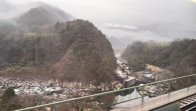 【青春18きっぷで行く】新春の神戸と周辺の私鉄を巡る旅ー１日目ー①中央東線と中央西線<br /><br />年末年始恒例の旅行ですが、年末年始の民鉄のフリー切符あたりを使うのもいいなとここ数年は都市部を狙っています。ここ数年連続で初日の出を拝んでいないので、初日の出の見える大都市として神戸を選ぶことにしました。<br />大晦日の今日はあの大泉洋さんが今年は紅白の司会でなく歌手として出場なさるということでそれに間に合うように出発。さて今回の旅もどうなることやら。