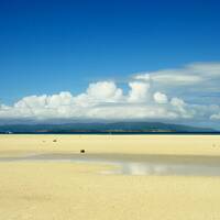 竹富島の青い空、白い雲、白い砂浜そしてコバルトブルーの海　2015