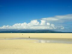竹富島の青い空、白い雲、白い砂浜そしてコバルトブルーの海　2015