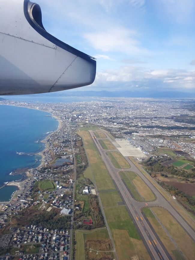 北の大地が、秋への準備を始めたころ。<br /><br />私の元へ１通のメールが届いた。<br />その内容は、函館から網走へ直通の列車で横断しようというもの。<br />しかも“はまなす編成”の特別列車だ。<br />なら、行かない選択はない。<br /><br /><br />新幹線が新函館北斗駅まで延伸した今、道南から札幌までの特急は「北斗」のみの運行になった。<br />以前の函館駅は、青函連絡船の発着駅であり、船を降りた客は札幌をはじめ、釧路や網走へと直通列車で向かった。<br />当時の特急列車は、札幌・旭川行「北海」「北斗」や釧路行「おおぞら」、網走行「おおとり」など。<br />さらに、急行列車では「すずらん」「ニセコ」「宗谷」「せたな」が名を連ねている。<br /><br />まさに道南の鉄道の拠点として、函館駅は発達してきた。<br /><br /><br />今回は函館の列車基地を見学し、北海道を横断し網走まで直通特急に乗る旅。<br />チケットを手にした私は、北の大地をめざし飛び立った。<br /><br />