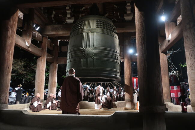 年末から年始に京都を訪ねました。<br />年越しは知恩院で除夜の鐘を聴き、新年は東山、嵯峨野へ、京都のお正月飾りを鑑賞しました。<br />(宿泊)<br />　雅順、サンメンバーズ京都嵯峨<br />(ルート)<br />　１日目、大晦日、京都へ<br />　　　いもぼう本家平野屋で夕食<br />　　　おけら詣りと知恩院除夜の鐘<br />　２日目、元旦、東山散策<br />　　　六波羅蜜寺から八坂へ<br />　　　龍安寺西源院で七草湯豆腐<br />　　　今宮神社とあぶり餅<br />　３日目、嵯峨野から嵐山へ<br />　　　愛宕街道の平野屋<br />　　　嵯峨野散策