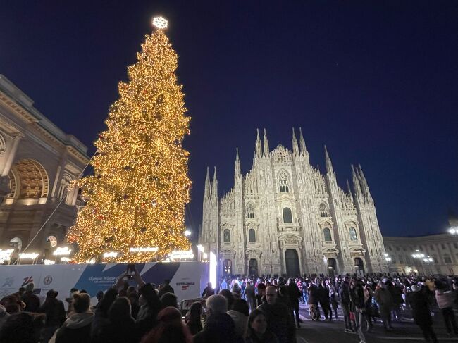 久しぶりのミラノ！<br />ミラノは久しぶりだけど今年3回目のイタリア。<br />2023年最後の旅行はミラノとボローニャ行って来た！<br /><br />中央広場には大きなクリスマスツリーが！