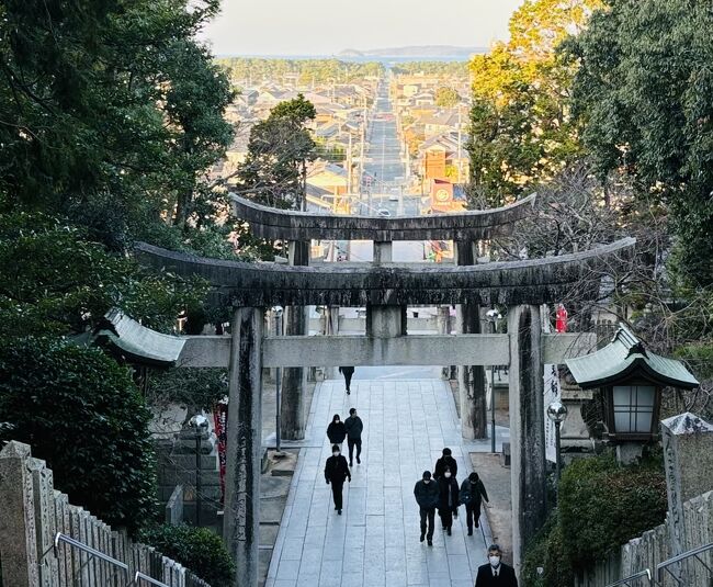 「初詣登山 宮地嶽神社と宮地山~在自山 プチ縦走」<br /><br />くじゅうネイチャーガイドクラブに参加(^^)<br />参加者6名でした。<br /><br />宮地嶽神社前バス停8:00集合<br /><br />宮地嶽神社前バス停から宮地嶽神社でお詣りして 奥の宮巡りをして 宮地山 在自山に登り 一度 海抜50mの金刀比羅神社まで降りてから 白い石をいただき 山の上の金刀比羅神社に石を置きに行って 在自山 宮地山に戻り 宮地嶽神社に戻り お土産に松ケ枝餅を買って帰りました。<br /><br />