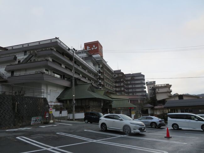 日本の宿　古窯は郷土料理が自慢の、蔵王連峰が一望できる葉山の高台に佇む大型旅館です。<br />プロが選ぶ日本のホテル旅館百選にて、40年間トップ10を受賞しています。<br /><br />2023年3月にサウナとシアタールームを備えたお部屋が誕生し、訪問を楽しみにしていました。<br />今回残念ながらサウナの調子が悪く、ロウリュなどが使用できない状況ではありましたが、それでも十分楽しめる温度を保てるようにまで改善してもらえていました。<br />シアタールームは本当に小さい映画館にいるかのように贅沢な空間でした。<br /><br />また今回サウナ故障の件で事前予約のキャンセルをしてくださり、現地決済にはなるものの、お安くしていただけました。<br />しかし今月のクレジットカード利用額が多すぎて、キャンセルしたことで利用可能額がオーバーしてしまい、会計時にカードが使えないという緊急事態に陥りました。<br />どこでお金をおろしてこようとテンパっていたところ、旅館の若女将さんがお車で近くのコンビニまで連れて行ってくださり、なんとかお金をおろせて支払いを済ますことができました。<br />こちらの不手際でご迷惑をお掛けしたのに本当に親切な対応をしていただき、反省とともに恐縮してしまいました。<br /><br />大型旅館ではありますが、従業員さんひとりひとり暖かいホスピタリティが徹底されており、過ごしていて楽しくとても素晴らしい旅館でした。<br />また新たにリニューアルされたお部屋ができるとのことで今から楽しみです。<br /><br /><br />