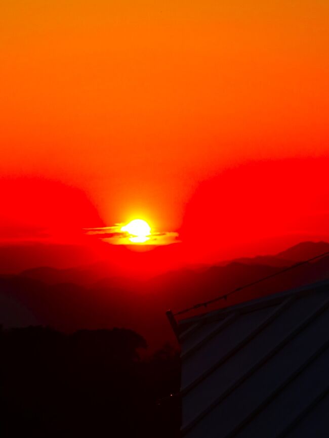 日本平は、静岡県静岡市駿河区と清水区の境界にある丘陵地、および景勝地。名称は日本武尊（やまとたけるのみこと）伝説に由来する。<br /><br />日本平は駿河湾の沿岸近くにある有度山（うどやま）の山頂とその一帯で、富士山や伊豆半島が駿河湾越しに見え、北には赤石山脈（南アルプス）も望める。眼下には清水区の街並みと清水港が広がり、夜景のスポットにもなっている。 <br /><br />1980年（昭和55年）の日本観光地百選コンクールでも第1位となった。<br />2016年（平成28年）には、「日本夜景遺産」に認定された。<br /><br />最高地点の有度山山頂は標高307メートルで、山腹には広葉樹林が多く、茶畑やミカン畑が広がる。有度山を中心とした丘陵は撓曲によってできたもので、過去10万年間で300メートルも隆起しており、これは日本でも有数の激しい地殻変動である。<br />丘陵の海側は急峻な地形となっているが、これは波や沿岸流に削り取られたためである。この土砂は沿岸流に流され三保半島を形成する要因となった。<br /><br />丘陵南域の久能山（標高216メートル）の山腹には徳川家康ゆかりの久能山東照宮があり、日本平山頂から東照宮までを日本平ロープウェイが結んでいる。<br /><br />山頂部には「山頂吟望台」と2018年（平成30年）11月3日にオープンした「日本平夢テラス」と「東展望台」があり、富士山と清水港などの展望地となっている。<br /><br />