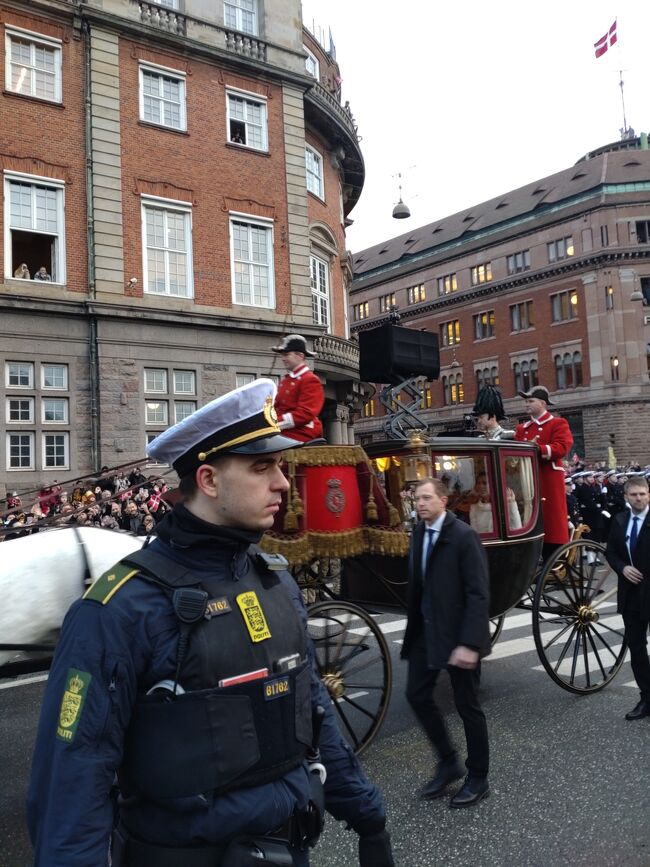 ２０２４年１月１４日<br />コペンハーゲンで王位継承式があり、<br />マルグレーテ女王が退位し、フレデリック１０世が国王に即位した。<br />生前継承は約９００年ぶり、歴史的な一日を祝賀気分溢れるコペンハーゲンで過ごした日。<br /><br />スケジュール<br />１３時３５分<br />新国王夫妻がアマリエンボー宮殿からクリスチャンボー城へ出発。<br />ルート、Frederiksgade, Bredgade, Kongens Nytorv, Holmens Kanal, Prins Jørgens Gård.<br /><br />１３時３７分<br />マルグレーテ女王がアマリエンボー宮殿からクリスチャンボー城へ出発。<br />ルート、Frederiksgade, Bredgade, Kongens Nytorv, Holmens Kanal, Prins Jørgens Gård.<br /><br />１４時<br />クリスチャンスボー城では、マルグレーテ女王が王位継承のため退位宣言書に署名し、長男のフレデリック皇太子が新国王、フレデリック10世として即位。<br /><br />１４時１５分<br />マルグレーテ女王がクリスチャンボー城からアマリエンボー宮殿へ移動。<br />ルート、Prins Jørgens Gård, Holmens Bro, Holmens Kanal, Kongens Nytorv, Bredgade, Sankt Annæ Plads, Amaliegade, Amalienborg.<br /><br />１５時<br />クリスチャンボー城のバルコニーにフレデリック10世が現れ,<br />メッテ・フレデリクセン首相が新国王の即位を宣言。<br /><br />１５時１０分<br />大砲が鳴る。<br /><br />１５時３０分<br />新国王夫妻がクリスチャンボー城からアマリエンボー宮殿へ移動。<br />ルート、Prins Jørgens Gård, Holmens Bro, Holmens Kanal, Kongens Nytorv, Bredgade, Sankt Annæ Plads, Amaliegade, Amalienborg. 