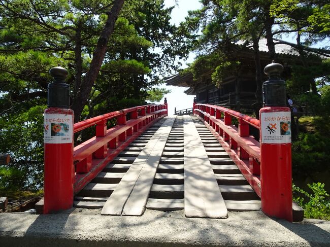 昨年の夏休みは南東北をめぐる旅へ。山形ー福島ー宮城ー山形と一周してきました。JALで山形空港に飛んで、レンタカーで南東北をめぐりましたが、東北の酷暑の夏をなめていました・・・。３９℃の表示を見て驚きながら、でも、しっかり観光も。そして、一番のお楽しみ、お肉にお魚にとグルメも満喫！！。念願の鬼滅の刃の無限城のモデルと言われている「会津芦ノ牧温泉・大川荘」にも宿泊出来て、昨年の夏休みは最高でした！！！。長編の旅行記になりそうですが、遊びに来ていただけると嬉しいです♪。今回は「福浦島＆五大堂を散策！」編です。<br /><br />＜交通手段＞<br />　　JAL　羽田＝山形<br /><br />＜ホテル＞<br />　　８/１７　美湯美食の離れ宿　小野川温泉　河鹿荘<br />　　８/１８　会津芦ノ牧温泉　大川荘<br />　　８/１９　秋保温泉　ホテル瑞鳳<br />　　８/２０　ホテル松島大観荘<br /><br />＜スケジュール＞<br />　　８/１７　JALで山形空港へ、山寺を観光、道の駅米沢でランチ、上杉神社へ、美湯美食の離れ宿 小野川温泉 河鹿荘へ<br />　　８/１８　朝食、小野川温泉田んぼアートを見学、道の駅喜多の郷へ、鶴ヶ城へ、フルーツピークス会津店でパフェを食べる、飯盛山へ、白虎隊士自刃の地、会津さざえ堂を見学、会津芦ノ牧温泉 大川荘へ<br />　　８/１９　朝食、大内宿を散策、秋保温泉 ホテル瑞鳳へ、ディナービュッフェ<br />　　８/２０　朝食、仙台城跡、瑞鳳殿へ、松島さかな市場でショッピング、ホテル松島大観荘へ、ディナービュッフェ<br />　　８/２１　朝食、福浦島、五大堂を散策