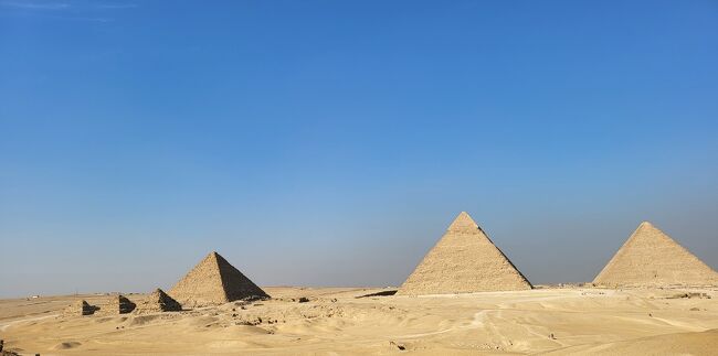 コロナ明けで久し振りの海外旅、仕事でエジプトを10日間17名、案内しました。陶芸家の7代幸兵衛先生の依頼でプランを練って募集してのツアーです。コロナ前から新大エジプト博物館が出来たら訪ねようと言う話しはあったのですが、一向にオープンしないので一部オープンと聞いての見切り発車でした。待っていて下さった方が以外と多くて私にしては大所帯となりました。エジプトは5回近く行っていますが、コロナで５年近く空白があると新人さんみたいです。飛行機も始めてのカタール航空、それも乗り継ぎが悪くて中部から羽、１日羽田で過ごしてドーハ、ドーハで5時間過ごしてやっとカイロとなりました。<br />セントレア、羽田、ドーハ、ギザ宿泊、アスワン、アブ・シンベル観光、アスワン観光、3日間のクルーズ、ルクソールからカイロ、オールドカイロ観光、ピラミッド観光、帰国<br />の長い道のりでした。