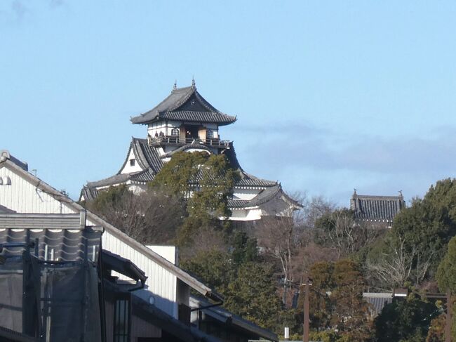 ちょっと（かなり）遅めのお正月、帰省した岡崎に滞在中、犬山へ行ってみた。<br /><br />国宝犬山城へ。かなりきつい階段を登ったら絶景だった！<br />それから城下町を散策。<br />お土産屋さん、食べ物屋さん・・若い人たちでにぎわっていた。<br />