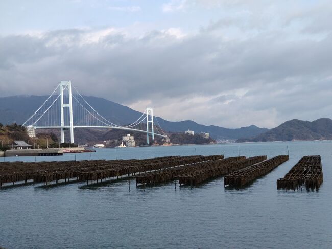 　1月中旬の寒い朝、ＪＲ呉線の新広駅付近のバス停で瀬戸内産交バスに乗り、安芸灘大橋を渡り下蒲刈三之瀬でバスを降りた。石畳の道を北に歩くと、右に松濤園、左に蘭島閣美術館、右側の三之瀬港を過ぎたところに国の有形文化財の観蘭閣が見えた。下蒲刈郵便局の前を右折して天神鼻一周道に向かった。岬からは穏やかな内海、内海に浮かぶカキいかだ、安芸灘大橋も見えてとても綺麗だ。大津泊公園を左に見て、安芸灘大橋の手前の白崎公園まで行って折り返した。白崎公園には陶芸家が製作した巨大なモニュメントがあった。<br />帰りは、伝統的日本建築の三之瀬本陣芸術文化館や蘭島閣美術館に立ち寄り、著名な画家の絵画や彫刻をゆっくりと観賞した。高台にある江戸時代の建物の白雪楼の茶室では、抹茶をよばれた。昆虫の家には、日本や世界の昆虫、下蒲刈の子供たちが見つけた昆虫、昆虫にちなんだ美術品が展示されていた。いつの間にか数時間が経過して、帰りのバスの発車時間が迫っていたので、松濤園の各施設は、今回は建物内部の見学は割愛し、庭を歩いて回るだけにした。松濤園は過去に何度か訪れたが、旧木上邸の「陶磁器館」、旧有川邸の朝鮮通信使に関する資料が展示されている「御馳走一番館」、旧吉田邸の「あかり館」、復元された蒲刈島御番所などがあり見どころ満点だ。帰りのバスの車窓からは、「女猫の瀬戸」の海が見えてとても綺麗だった。<br />下蒲刈は観光地としてはどちらかと言えばマイナーで、このたび石畳の道を歩いている人は比較的少なかったが、瀬戸の海が綺麗で塩の香りが漂い、歴史的な名所旧跡や美術館などの文化施設も多数あり、小旅行や散策には絶好の地だと思う。至る所に無料駐車場やトイレも整備されており、各施設のスタッフの対応も良くお薦めの観光地だ。なお、下蒲刈から東に蒲刈大橋を渡り蒲刈へ、蒲刈から豊島大橋を渡り豊浜へ、豊浜から豊浜大橋を渡り御手洗（重要伝統的建造物群保存地区）のある大崎上島へ、さらに平羅橋などを渡り愛媛県の岡村島などへドライブ、サイクリングするのも良いと思う。<br />