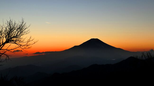 これといった明確な理由もなく、「なぜか」「なんか」好きな丹沢。<br />数多ある登山ルートの中で、「丹沢三峰」と呼ばれるピークを経由するルートが以前から（なんと10年前から）気になっていた。<br />昨年もその機を逸し、今年こそはと気負いこむも11月は山小屋満室で断念、ならばと12月に予約を取り直して、遂に実行。<br /><br />ロングトレイルで、かつ1日目と2日目が違い過ぎるので2編に分ける。<br />まずは初日。<br /><br /><br />想定外の“燃える紅葉編はコチラ<br />https://4travel.jp/travelogue/11872934<br /><br />【メモ】<br />丹沢三峰とは、「本間ノ頭(東峰)」「円山木ノ頭(中峰)」「太礼ノ頭(西峰)」の３つのピークの総称・・・なのだが、丹沢山から宮ヶ瀬に至るこのコースには、実際は瀬戸沢ノ頭・松小屋ノ頭・高畑山・御殿森ノ頭の4つの小ピークを加えた計7つのピークがある<br />また、大山の北側にも「三峰山」があり、区別するために「大山三峰山」と呼ぶこともある<br />その大山三峰山を歩いた記録(2015.4)<br />https://4travel.jp/travelogue/11006859