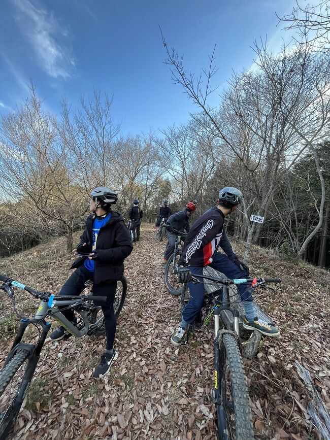 毎年恒例、常陸太田市のふるさとの森マウンテンバイクコースで、CUCC現役生・OBによるMTBレース。<br />今年の参加者は現役7人、OB6人。