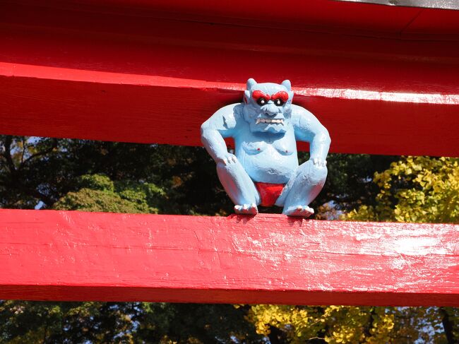 津軽の神社の鳥居には、鬼が鎮座している。<br /><br />それを知った時、なんて私好みなんだ！絶対見たい！！って思いました。<br /><br />鬼は、普通怖いものとされていますが、津軽では、厄除け、子供の成長を見守る神さま　として大切にされているそうです。<br />集落ごとに小さな神社があり、鬼は、集落に天災や疫病が入り込まないように、神社の鳥居でしっかりと睨みをきかせる存在なのです。<br />これは全国的にも珍しく、津軽地方には40以上の神社に鬼コが鎮座しているとのこと。<br /><br />個性豊かな神社の鬼コたちを見に行こう！！<br /><br />鬼コのいる神社は、あちこちに点在しています。<br />弘前周辺は、公共交通が不便で　車がないと到底回れない。<br />しかも、小さい神社ばかりで、探すのが大変。<br />そこで、北星交通の鬼コタクシーを利用しました。<br />ちょうど、現金払い50％キャンペーンをやっていたので。<br /><br />2時間コースで、4つの神社まわりました。<br /><br /><br /><br />