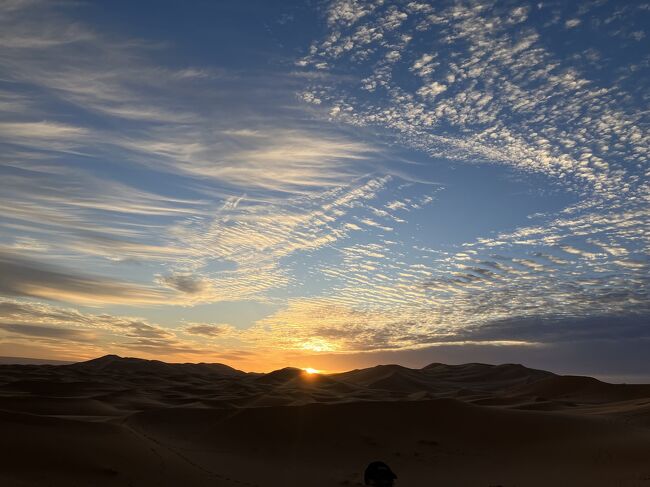 ついに「本当の」サハラ砂漠へ行く。と言っても、サハラ砂漠の北の端。チュニジアで体験した砂漠の朝日はちょこっとかじった程度。サハラ砂漠といえばやはりモロッコだよねー、と楽しみです。<br /><br />早朝と言っても日の出が8:30頃なのでモーニングコールは6:00、ホテル出発は7:00頃。5台の4WDでメルズーガ大砂丘まで行きます。<br /><br />wikiによれば、「砂漠とは、年間降雨量が250mℓ以下と降雨が極端に少なく、砂や岩石の多い土地、地域のこと」だそうです。<br /><br />さて、サハラ砂漠はどんなところかな？今回はエルフードから往復120キロ。<br /><br />メルズーガ大砂丘から戻り、朝食後、10:30にホテルを出発。カスバ街道を経て、途中、トドラ渓谷によりますが、ここはなかなか迫力の景色です。エルフードからは約130km。その後、ワルザザートへ移動、約169km。<br /><br />ちょうどオアシス地域の東のエルフードからカスバ街道を経て西のワルザザートへ移動します。<br /><br />本日はワルザザートのホテルに宿泊です。<br /><br /><br />写真はサハラ砂漠、メルズーガ大砂丘からの日の出。
